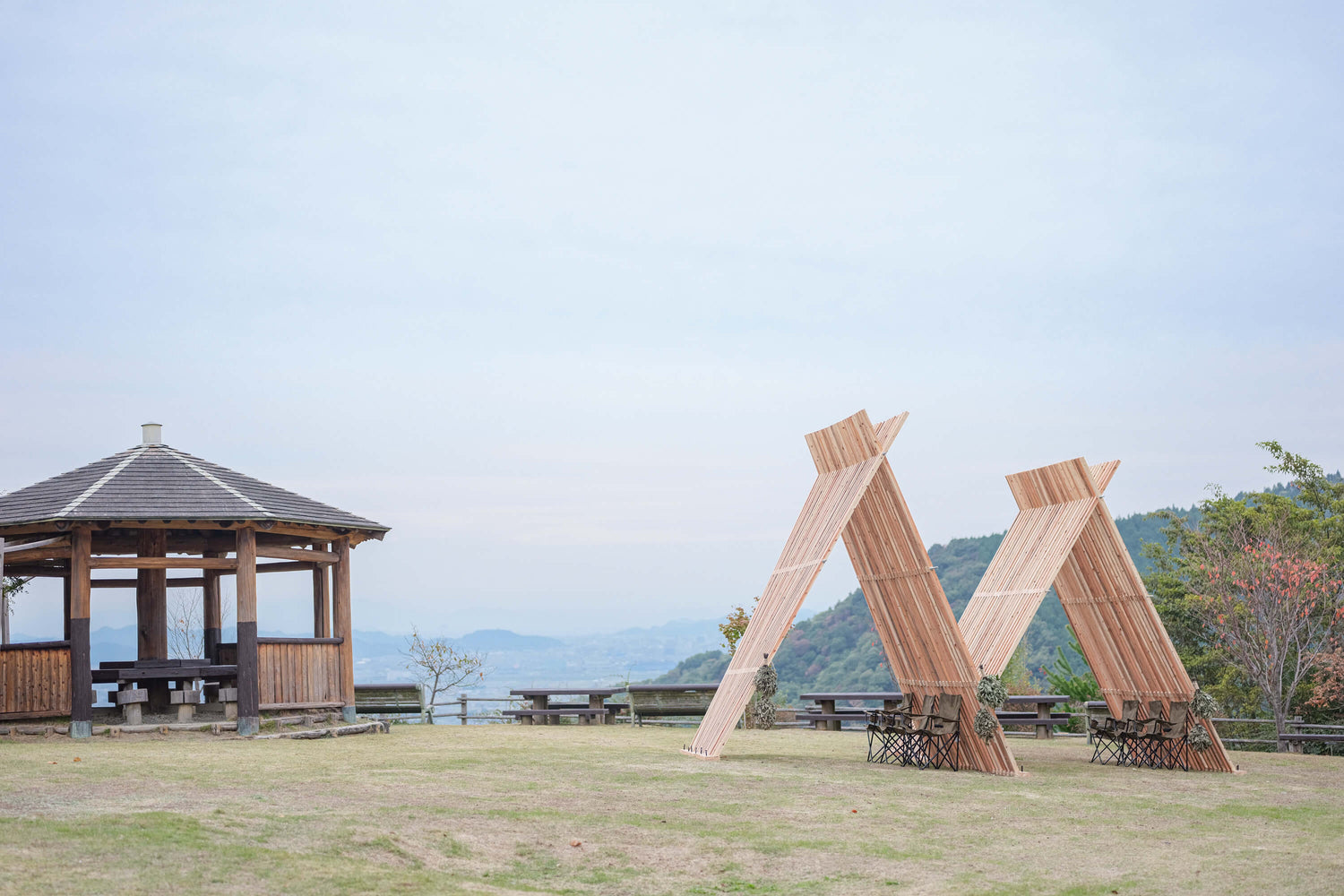 木材の自然乾燥をモチーフにした三角屋根